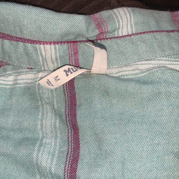 Mud flannel VNeck shirt size medium EUC - Picture 2 of 6